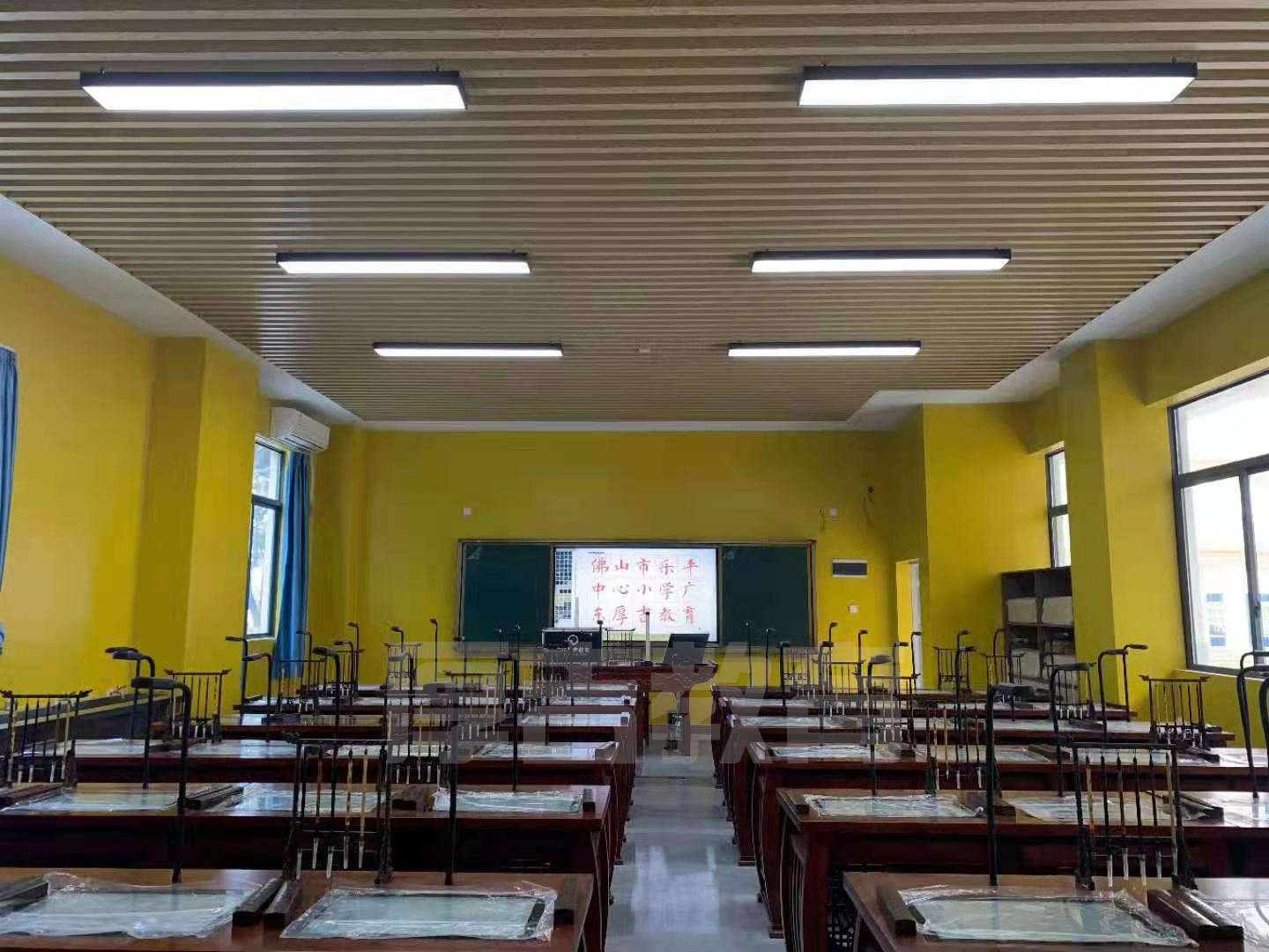 學校<a href='http://www.kbexpo.cn/chanpin/57-1.html' target='1' style='font-size:18px; font-weight:bold; color:#000000;'>書法室</a>