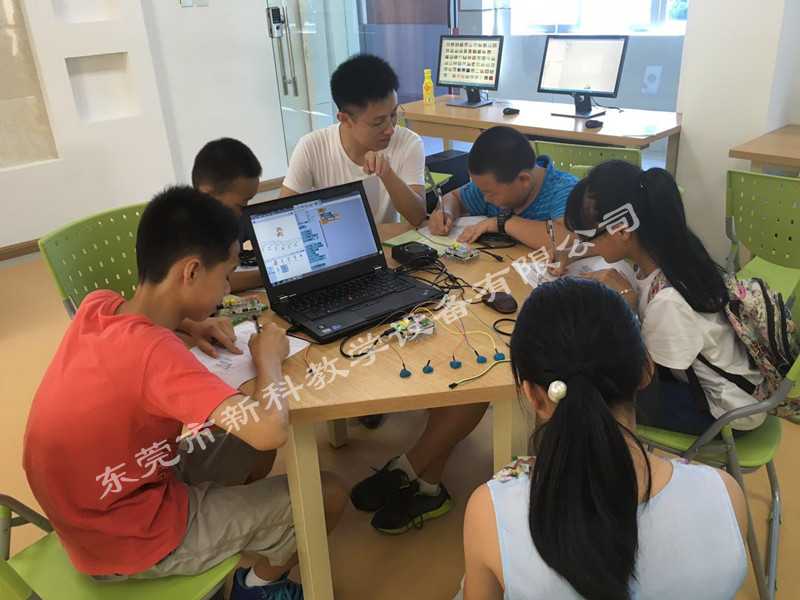 <a href='http://www.kbexpo.cn' target='1' style='font-size:14px; font-weight:bold; color:#0080ff;'>創客實驗室</a>