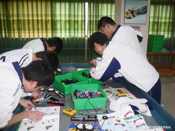 <a href='http://www.kbexpo.cn/chanpin/60-1.html' target='1' style='font-size:18px; font-weight:bold; color:#000000;'>機器人功能室</a>